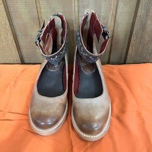 Freebird, brown size 6 small heel shoe